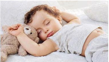 睡眠有助於孩子的生長發育，在夜間成長